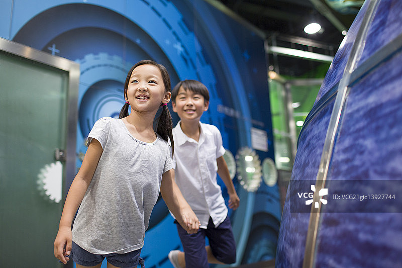 兄妹俩参观科技馆图片素材