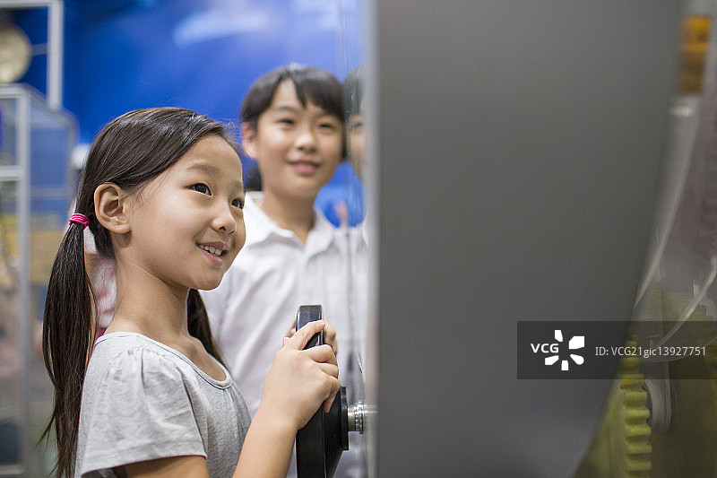 兄妹俩参观科技馆图片素材