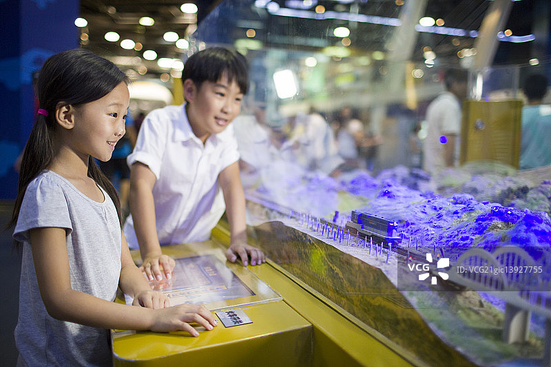 兄妹俩参观科技馆图片素材