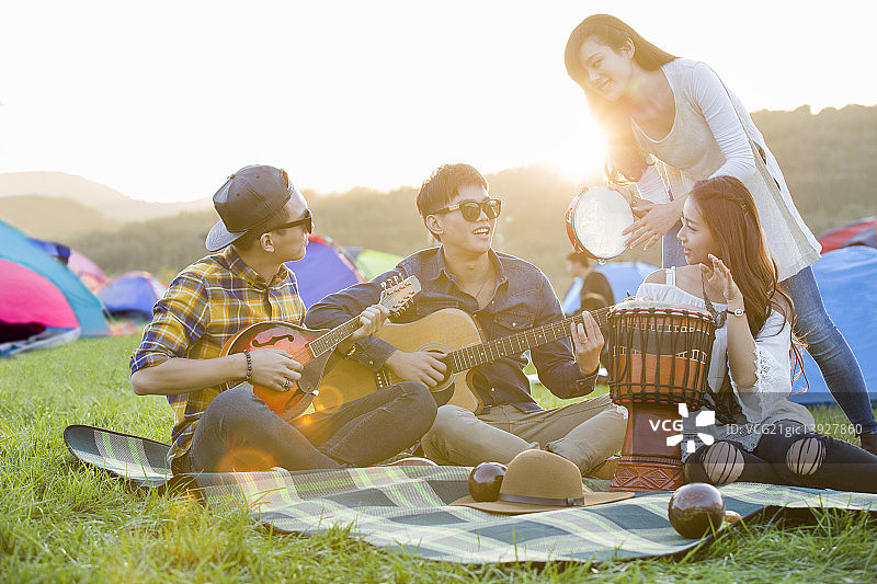 年轻人参加音乐节图片素材