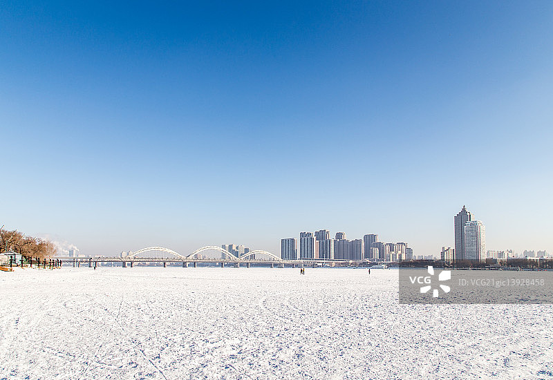 封冻的哈尔滨松花江图片素材