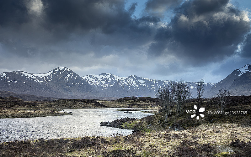 苏格兰兰诺克荒原黑山风景如画的河流景观图片素材
