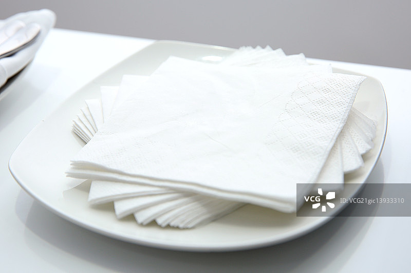 放在桌子上的餐具图片素材