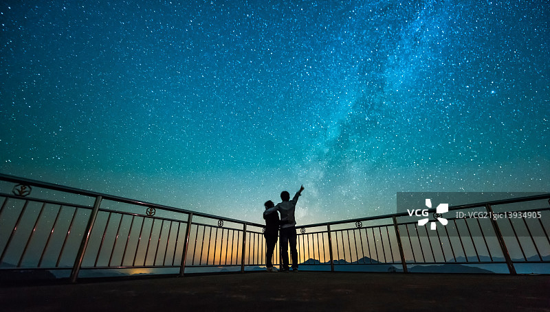 星空下的情侣图片素材