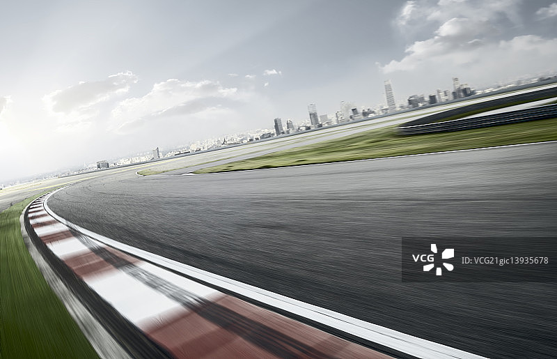 逆光下的F1赛道速度特效和北京CBD远景图片素材