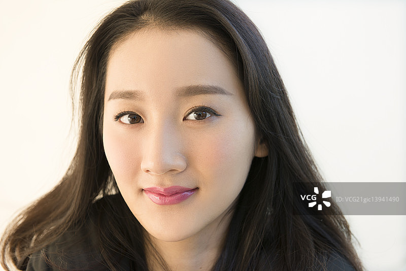 Portrait of young woman图片素材