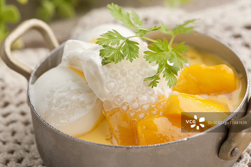 珍珠草莓布丁图片素材