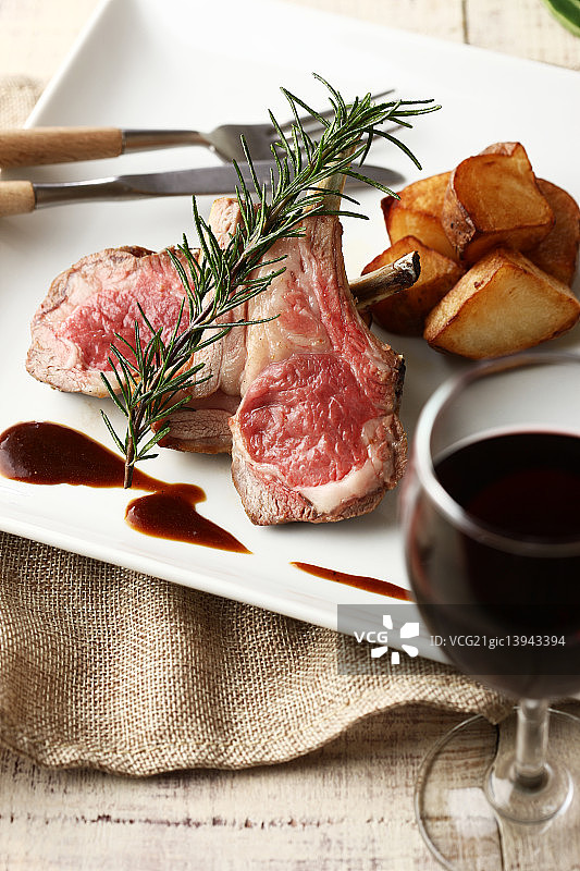 迷迭香风味烤羊排图片素材