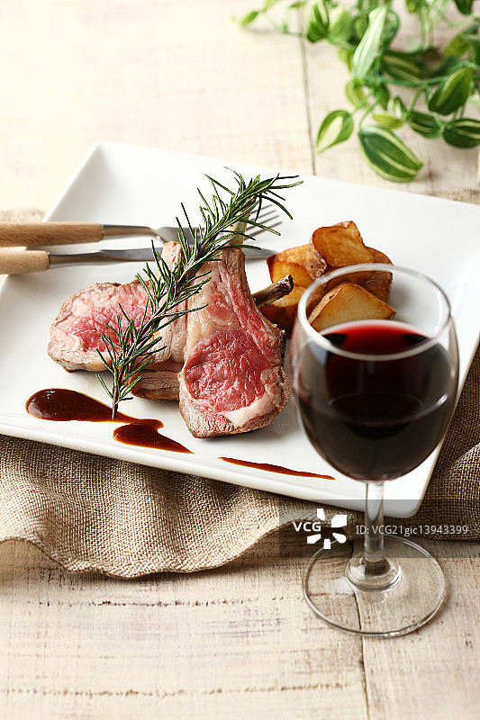 迷迭香风味烤羊排图片素材
