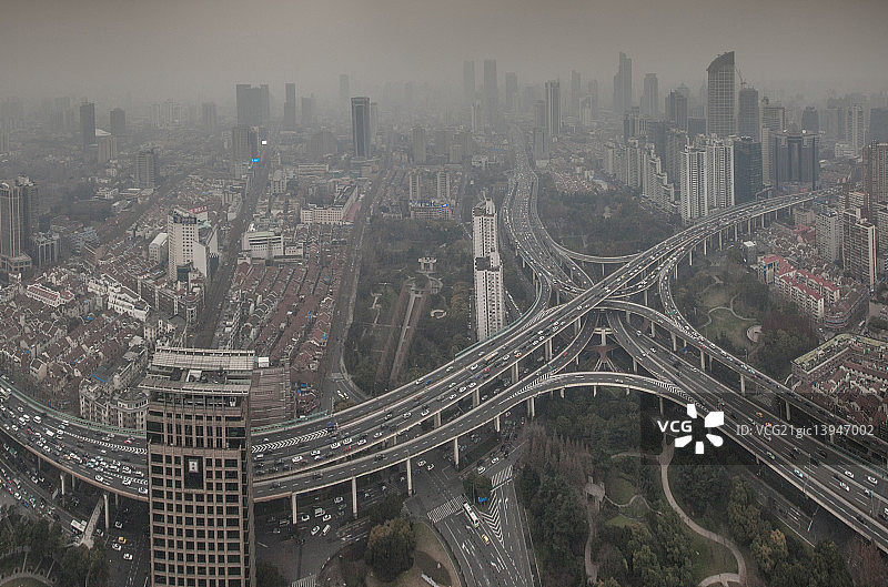 雾霾下的上海延安高架图片素材