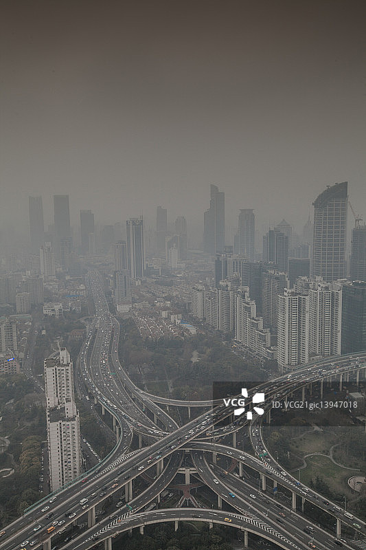 雾霾下的上海延安高架图片素材