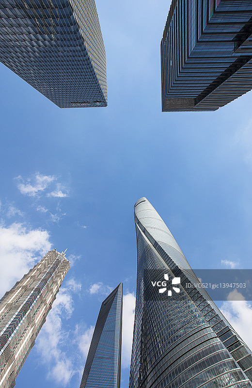 蓝天背景下的现代化摩天大楼图片素材