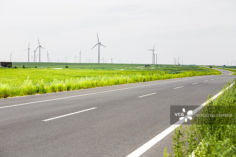 草原公路风电场图片素材