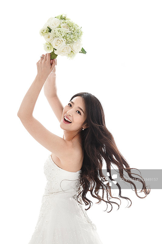 漂亮的新娘拿着花束图片素材