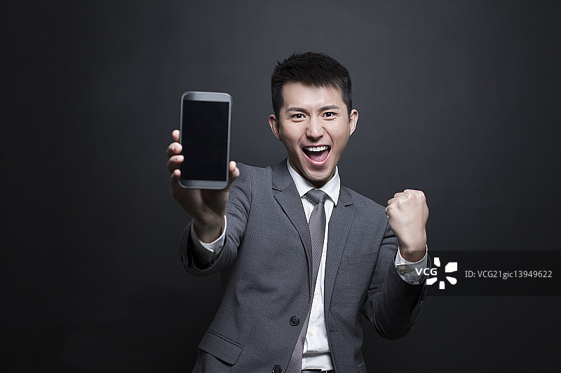 兴奋的商务男士拿着手机图片素材
