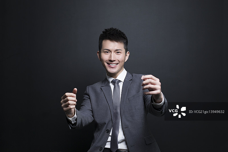 兴奋的商务男士开车图片素材