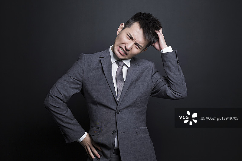 焦虑的商务男士挠头图片素材