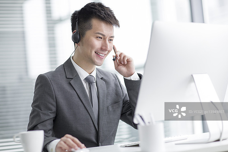 商务男士戴着耳麦工作图片素材