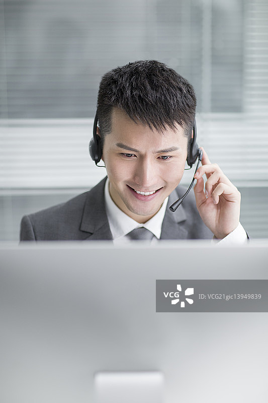 商务男士戴着耳麦工作图片素材