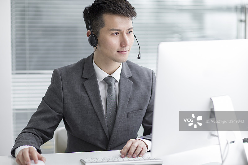 商务男士戴着耳麦工作图片素材