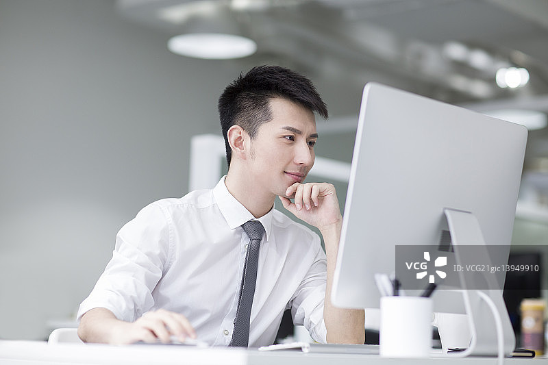 商务男士在办公室工作图片素材