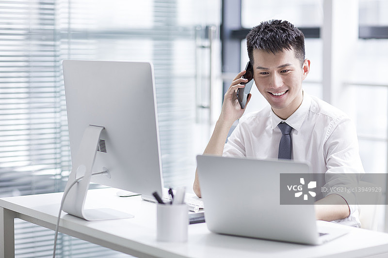 商务男士打电话图片素材