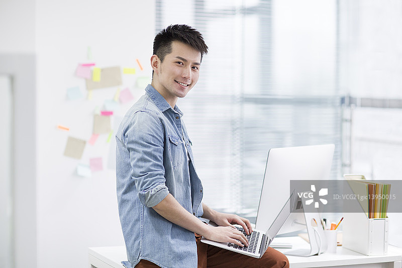 年轻男子休闲办公图片素材