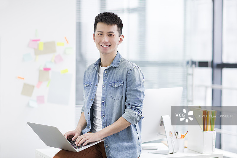 年轻男子休闲办公图片素材
