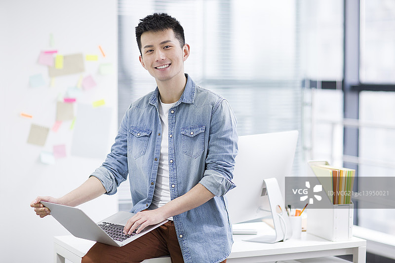 年轻男子休闲办公图片素材