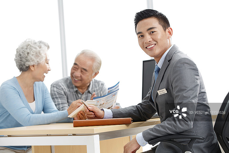 老年夫妇与理财顾问图片素材