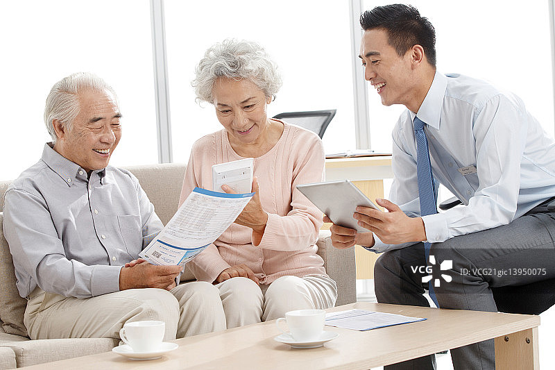 老年夫妇与理财顾问图片素材