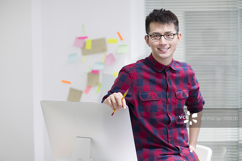 年轻男子休闲办公图片素材