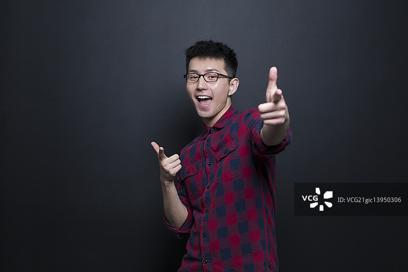 兴奋的年轻男子图片素材