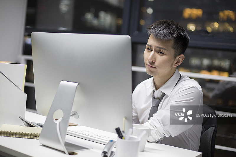 兴奋的年轻男子图片素材