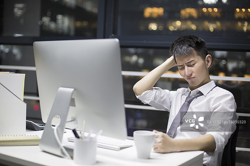 商务男士在办公室加班图片素材