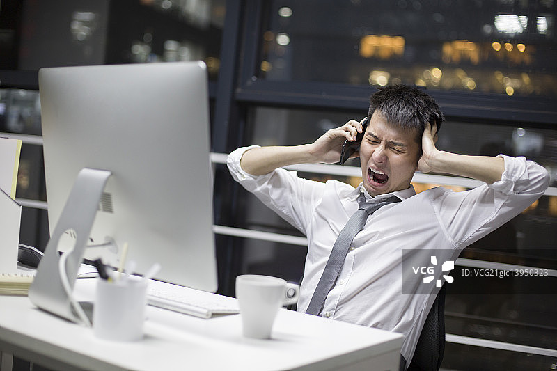 商务男士在办公室加班图片素材