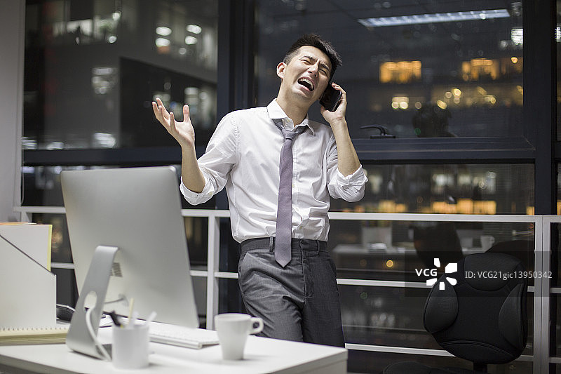 商务男士在办公室加班图片素材