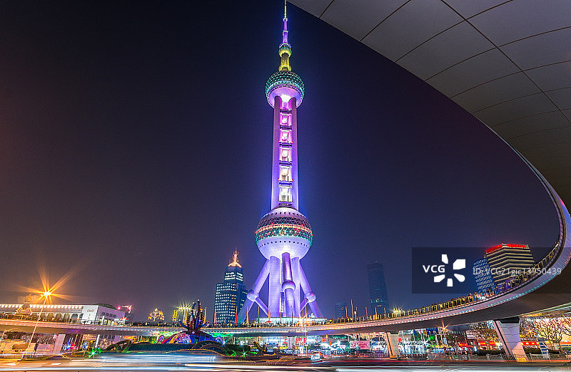 仰视上海地标东方明珠塔图片素材