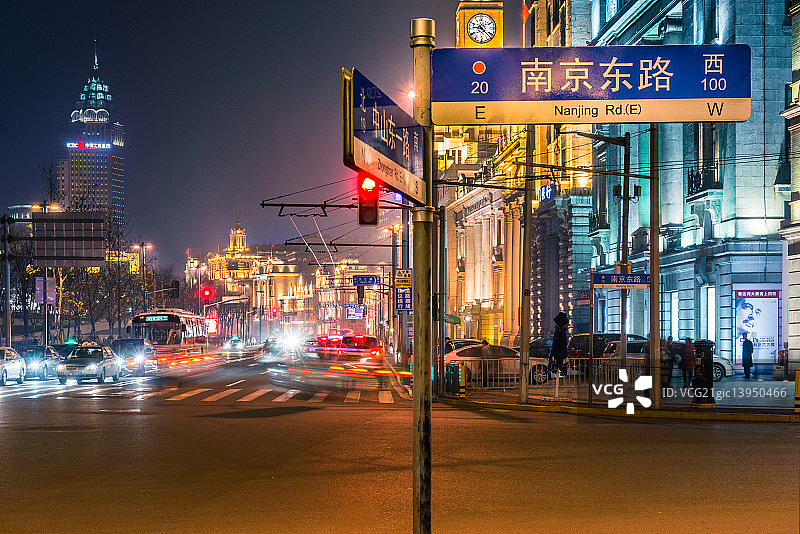 夜晚的外滩路口指示牌图片素材