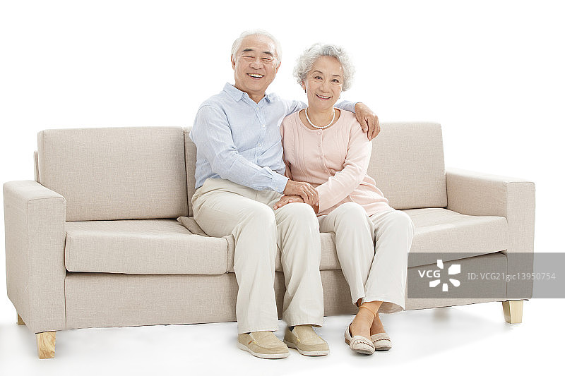 幸福的老年夫妇坐在沙发上图片素材