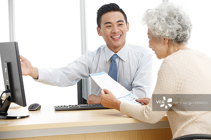 老年女人与理财顾问图片素材