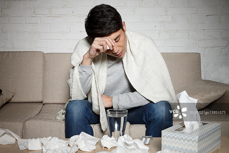 青年男人生病图片素材