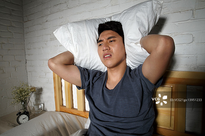 青年男人失眠图片素材