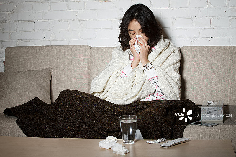 青年女人生病图片素材