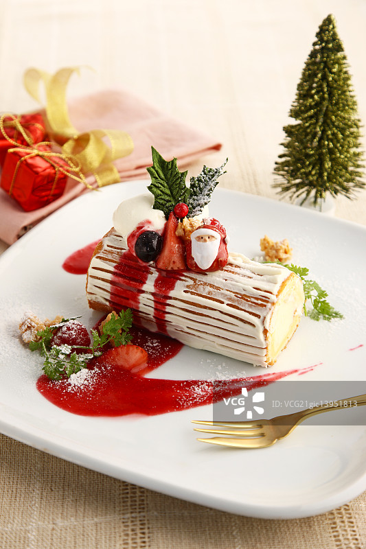 圣诞鲜奶油瑞士卷图片素材