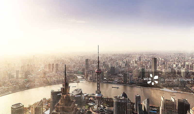 日落时分的陆家嘴金融区和外滩图片素材