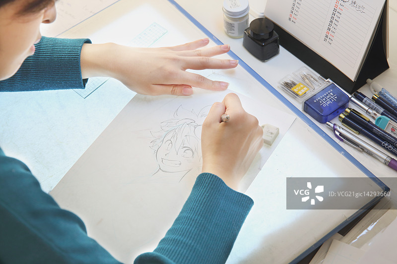 在工作室工作的日本漫画家图片素材