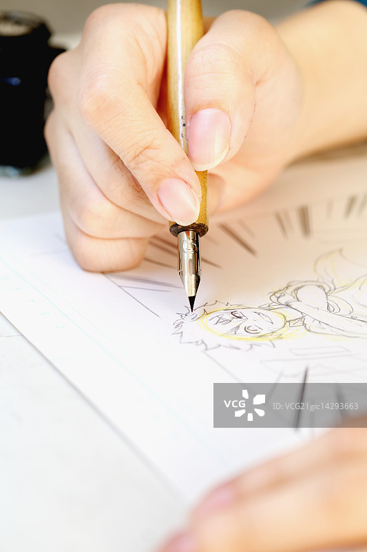 在工作室工作的日本漫画家图片素材