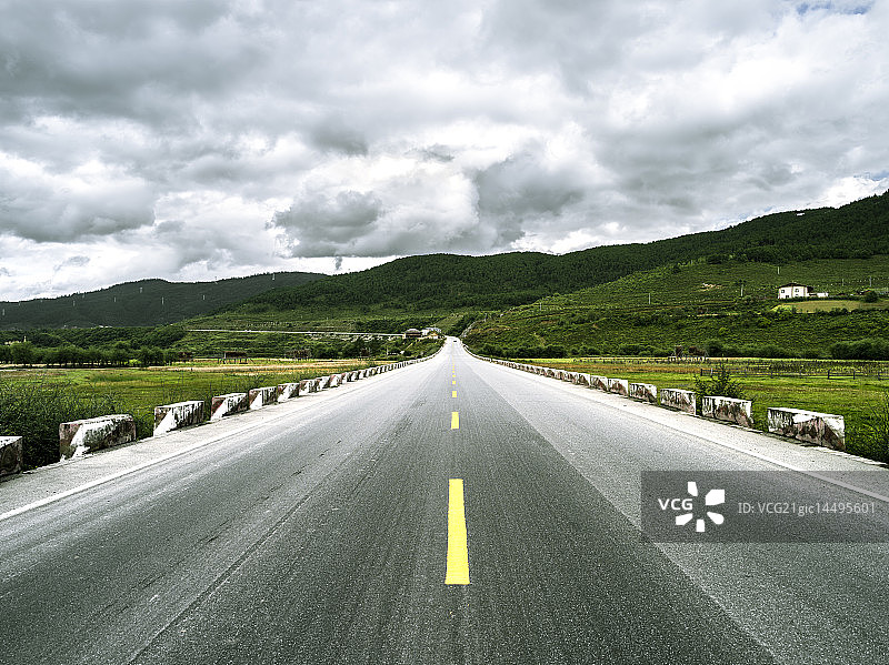香格里拉道路风光图片素材