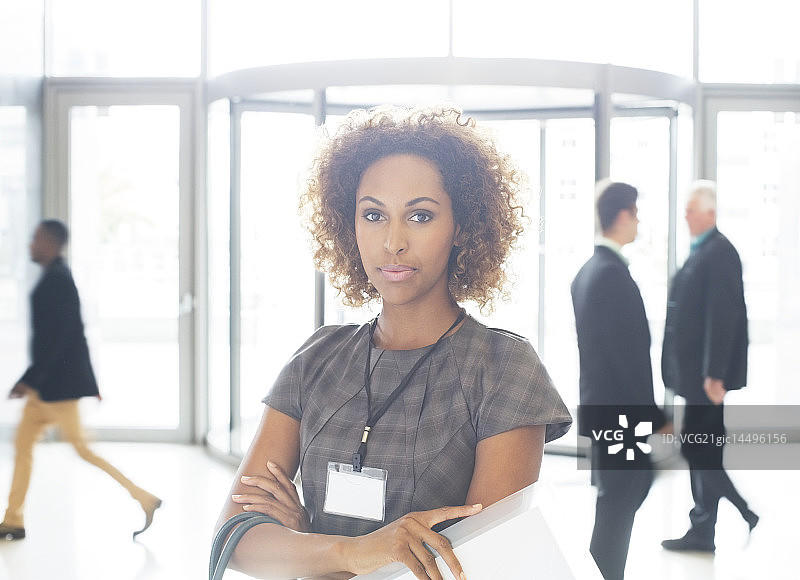 在办公室的年轻女商人肖像图片素材